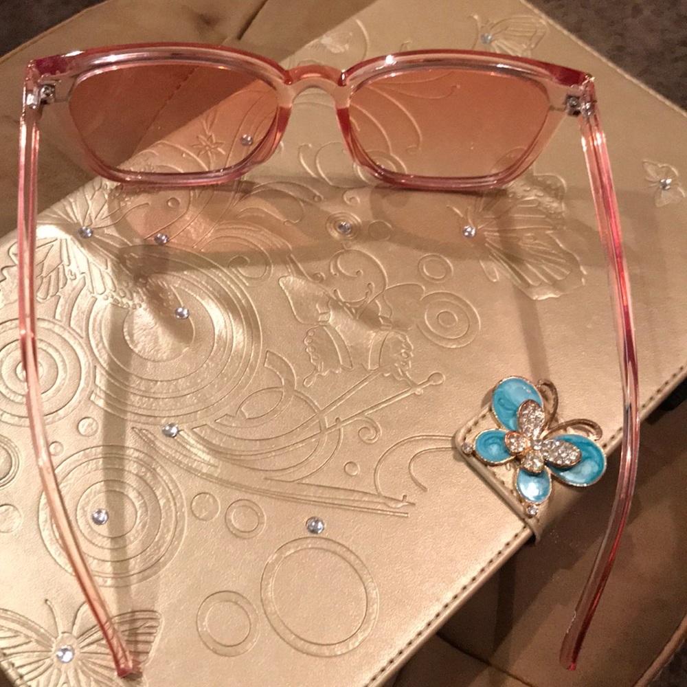 Blush transparent sunglasses 😎 - Picture 4 of 5